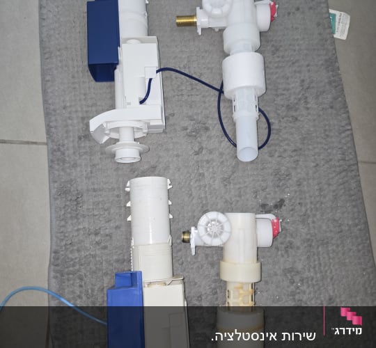 מנגנונים ומצופים לניאגרה סמויה לפני ואחרי החלפה